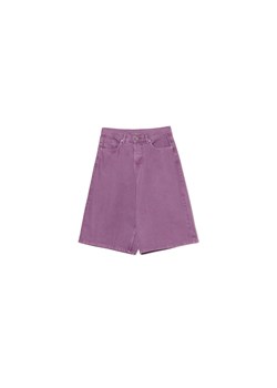 Cropp - Jeansowe szorty jorts z efektem sprania - fioletowy ze sklepu Cropp w kategorii Spodenki męskie - zdjęcie 179510902