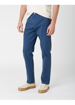 WRANGLER CASEY CHINO MĘSKIE SPODNIE MATERIAŁOWE DARK DENIM W1C050XTG 112141230 ze sklepu YouNeedit.pl w kategorii Spodnie męskie - zdjęcie 180321563